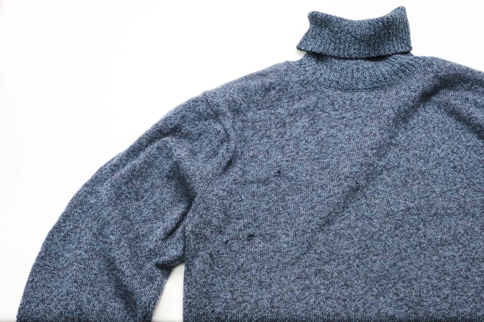 虫食い穴ができた既製品のウールセーター